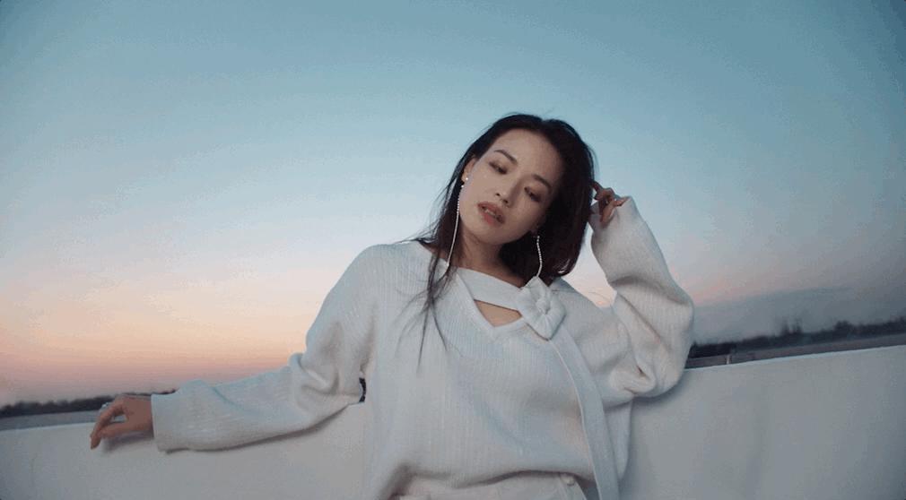 她曾被母亲虐待，两度被男人抛弃，如今却活成人间理想！