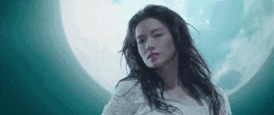 她曾被母亲虐待，两度被男人抛弃，如今却活成人间理想！