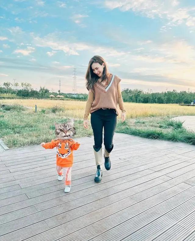 卢靖姗久违晒娃，母女同框画面温馨有爱，1岁女儿已经学会走路