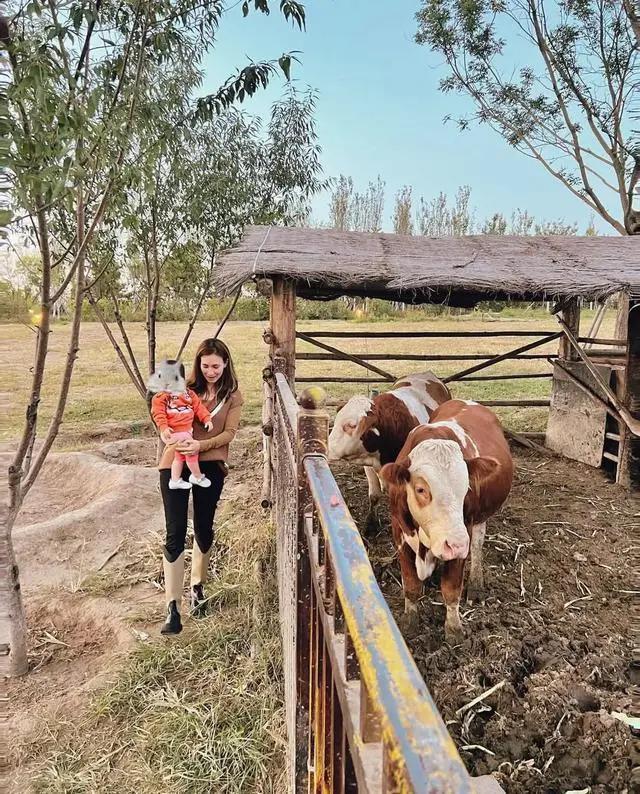 卢靖姗久违晒娃，母女同框画面温馨有爱，1岁女儿已经学会走路