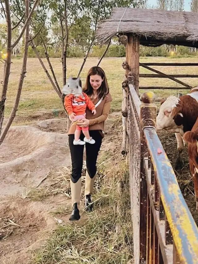 卢靖姗久违晒娃，母女同框画面温馨有爱，1岁女儿已经学会走路