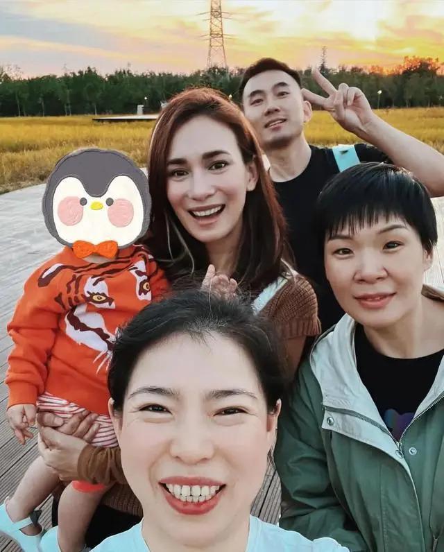 卢靖姗久违晒娃，母女同框画面温馨有爱，1岁女儿已经学会走路