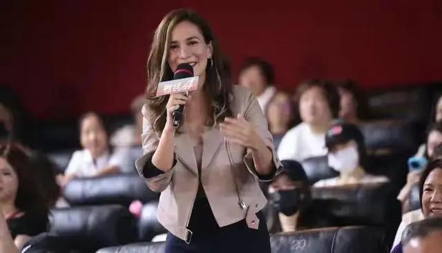 卢靖姗久违晒娃，母女同框画面温馨有爱，1岁女儿已经学会走路