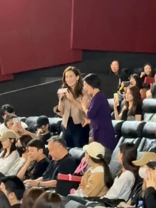 卢靖姗久违晒娃，母女同框画面温馨有爱，1岁女儿已经学会走路