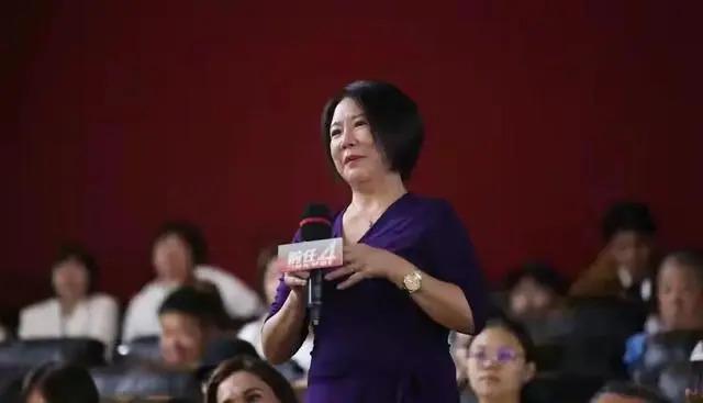 卢靖姗久违晒娃，母女同框画面温馨有爱，1岁女儿已经学会走路