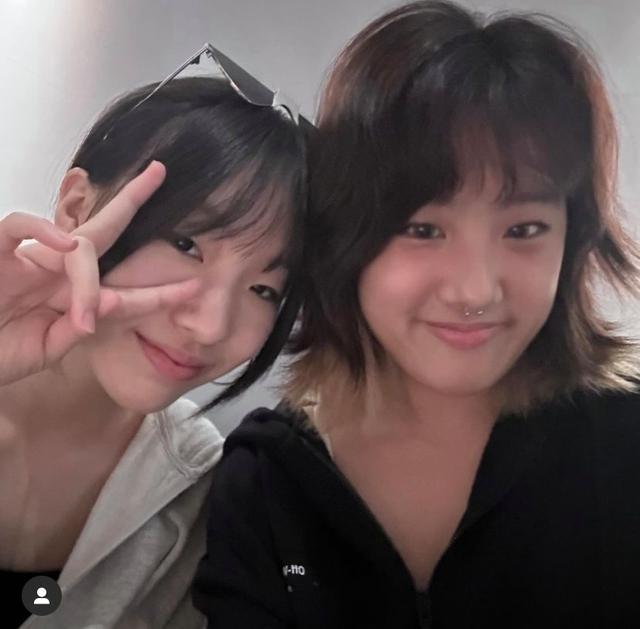 贾静雯女儿分享假期家人合照 与小S大女儿自拍好甜美