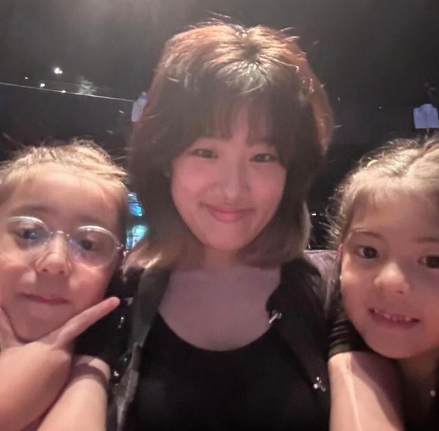 贾静雯女儿分享假期家人合照 与小S大女儿自拍好甜美