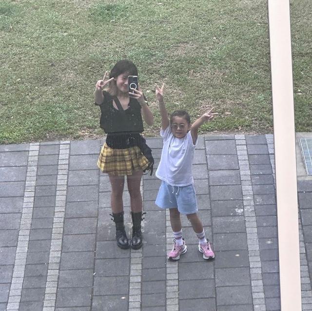 贾静雯女儿分享假期家人合照 与小S大女儿自拍好甜美