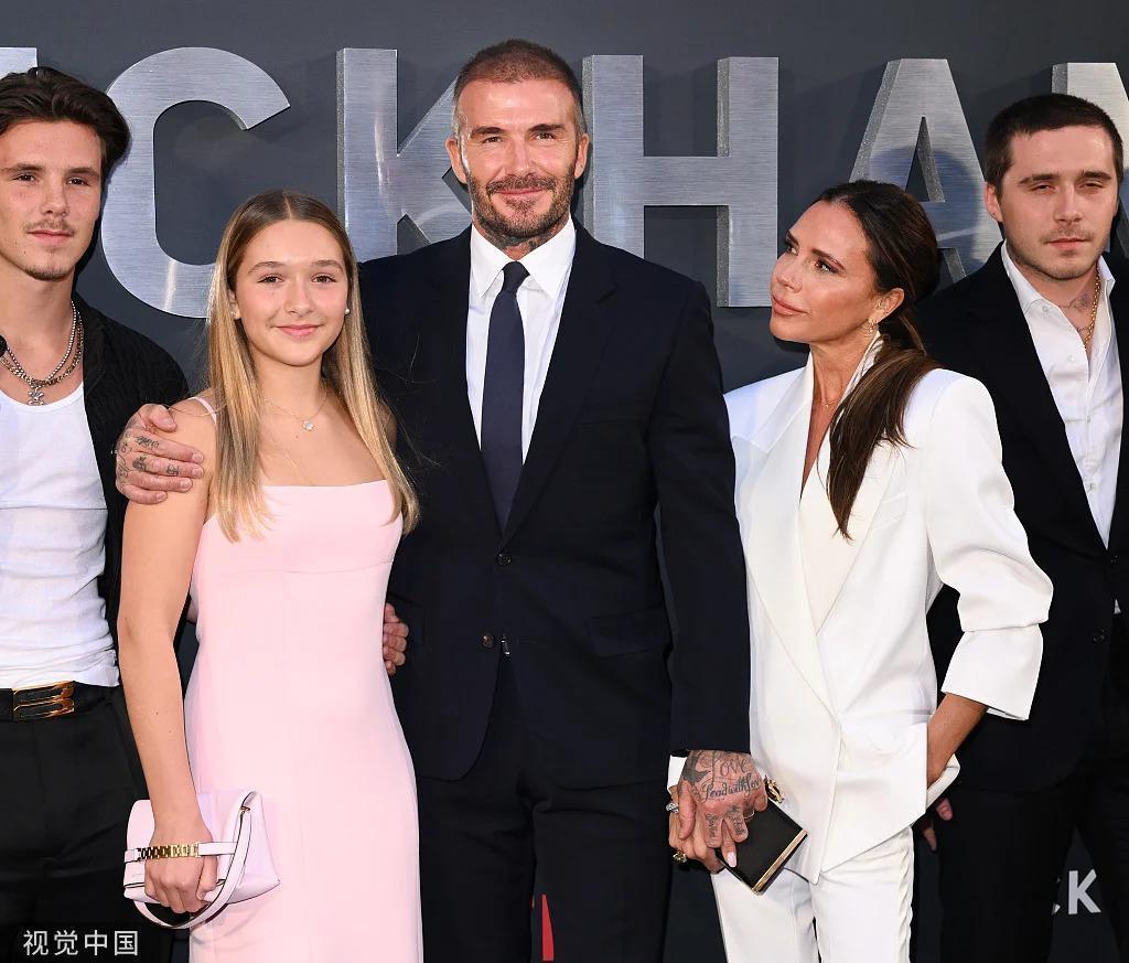 贝克汉姆全家出席同名纪录片首映礼 维多利亚和小七身高比肩