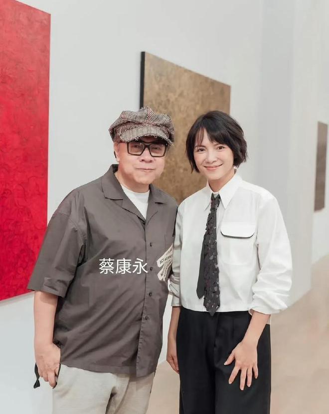 47岁李心洁办画展众星捧场，具俊晔现身引热议