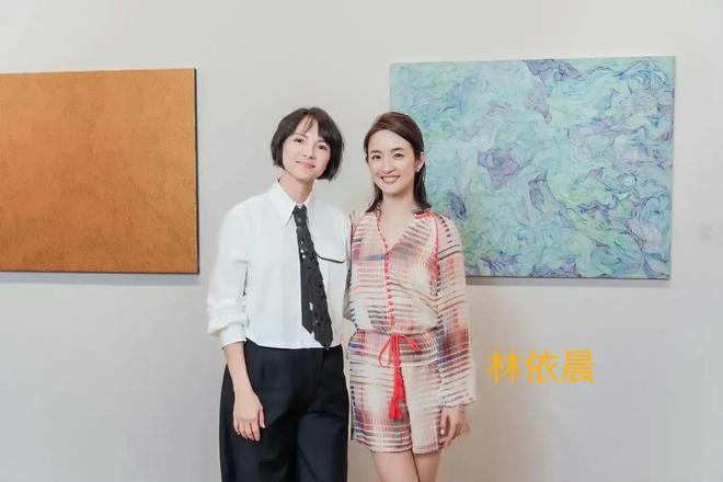 47岁李心洁办画展众星捧场，具俊晔现身引热议