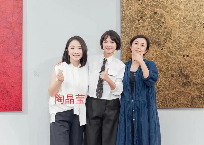 47岁李心洁办画展众星捧场，具俊晔现身引热议