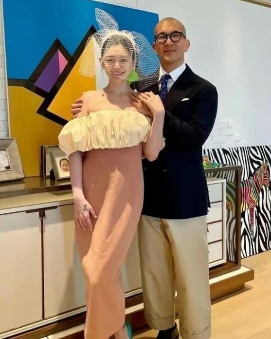 47岁李心洁办画展众星捧场，具俊晔现身引热议