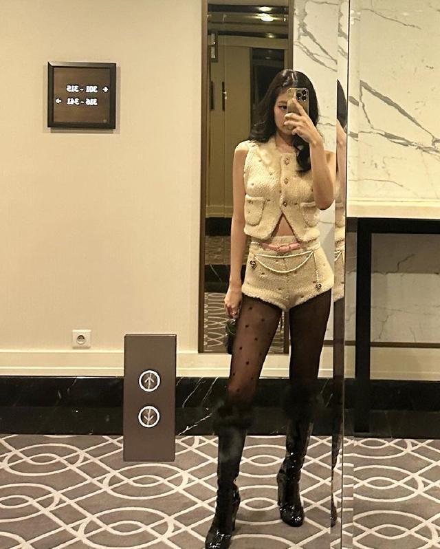 Jennie现身秀场性感依旧 羊羔毛套装配黑袜高靴好别致