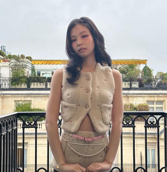 Jennie现身秀场性感依旧 羊羔毛套装配黑袜高靴好别致