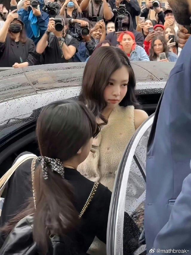 Jennie现身秀场性感依旧 羊羔毛套装配黑袜高靴好别致