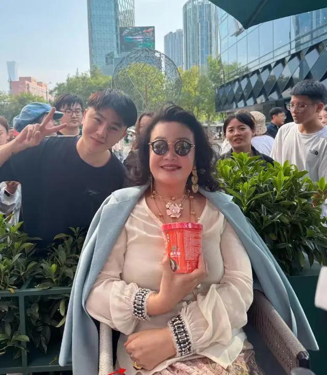 张兰现身户外直播引围观，穿金戴银贵气十足，一身金饰超抢镜