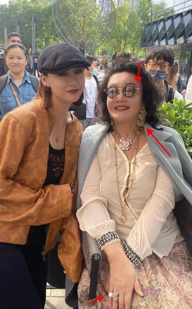 张兰现身户外直播引围观，穿金戴银贵气十足，一身金饰超抢镜