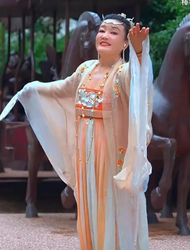 张兰现身户外直播引围观，穿金戴银贵气十足，一身金饰超抢镜