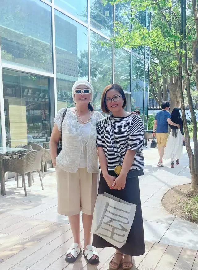 张兰现身户外直播引围观，穿金戴银贵气十足，一身金饰超抢镜