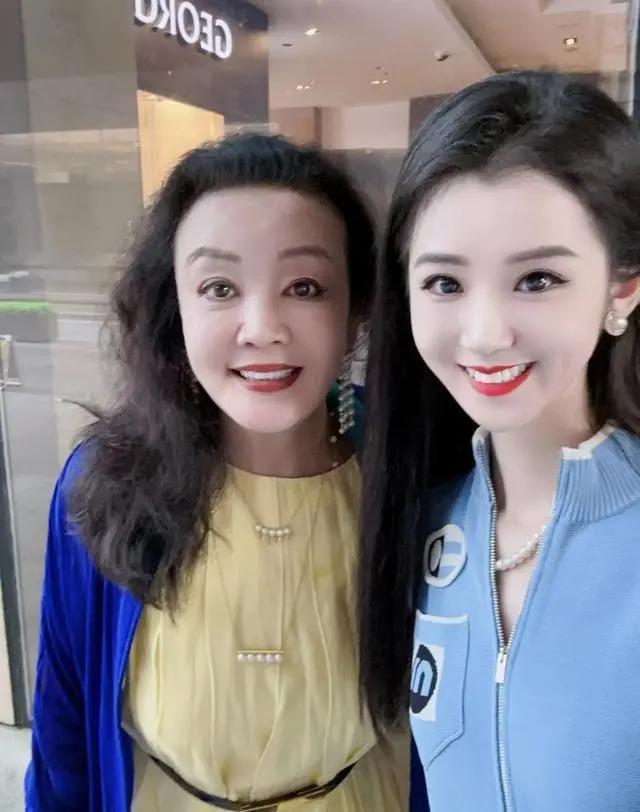 张兰现身户外直播引围观，穿金戴银贵气十足，一身金饰超抢镜