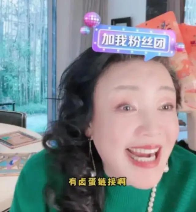 张兰现身户外直播引围观，穿金戴银贵气十足，一身金饰超抢镜