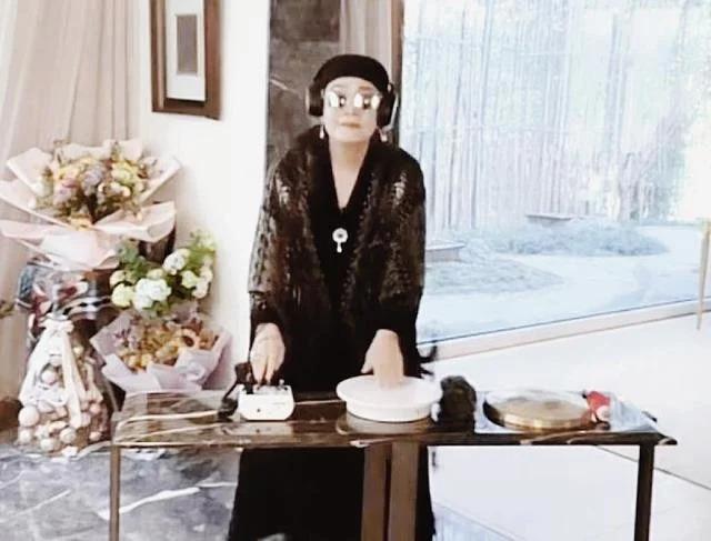 张兰现身户外直播引围观，穿金戴银贵气十足，一身金饰超抢镜