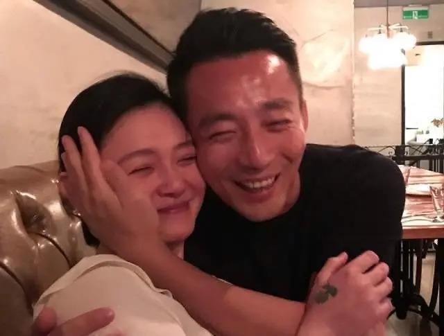 张兰现身户外直播引围观，穿金戴银贵气十足，一身金饰超抢镜