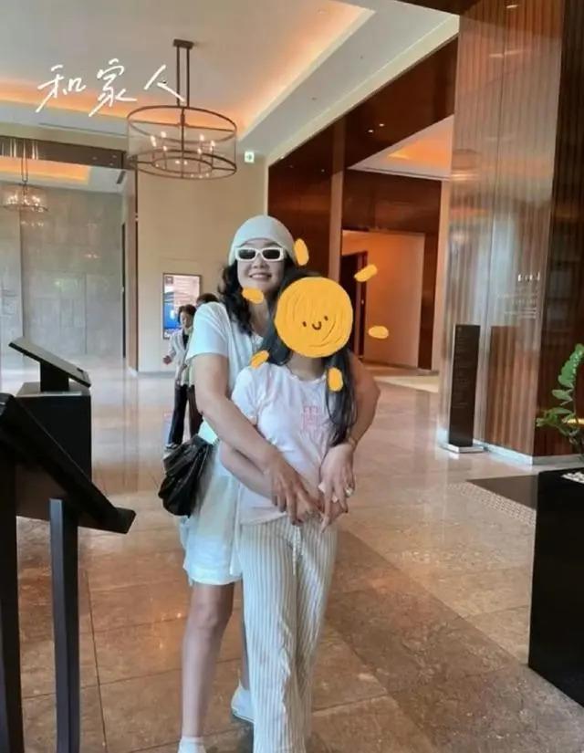 张兰现身户外直播引围观，穿金戴银贵气十足，一身金饰超抢镜