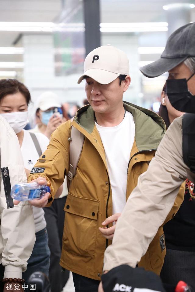 张颂文穿棕色外套抵达机场 获粉丝簇拥人气好高
