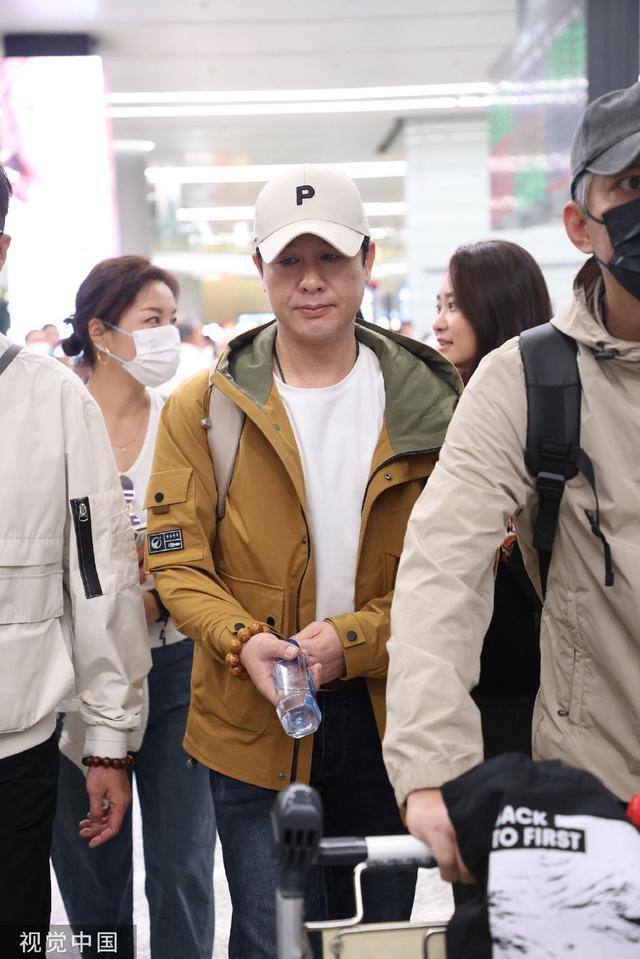 张颂文穿棕色外套抵达机场 获粉丝簇拥人气好高