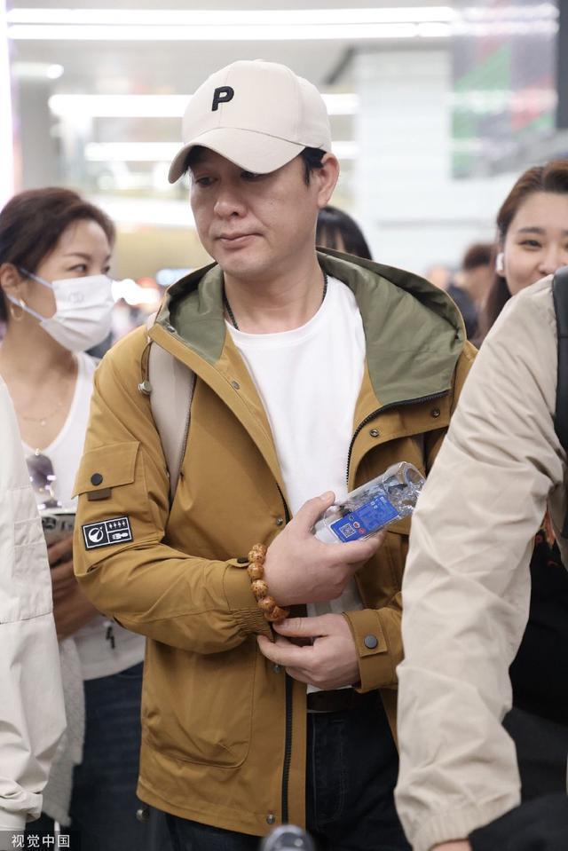 张颂文穿棕色外套抵达机场 获粉丝簇拥人气好高