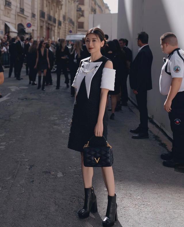 贾静雯巴黎时装周写真释出 着黑白配色短裙知性优雅