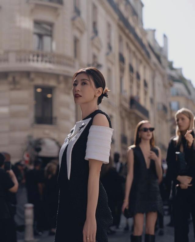 贾静雯巴黎时装周写真释出 着黑白配色短裙知性优雅