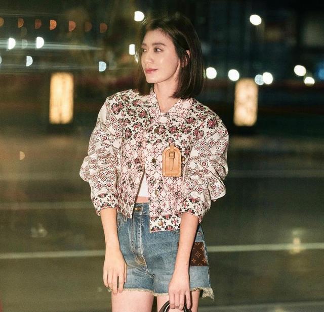 贾静雯巴黎时装周写真释出 着黑白配色短裙知性优雅