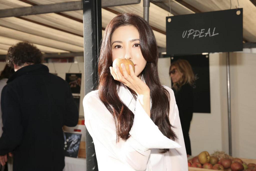 曾黎黑色裤装造型亮相干练优雅 长卷发吸睛