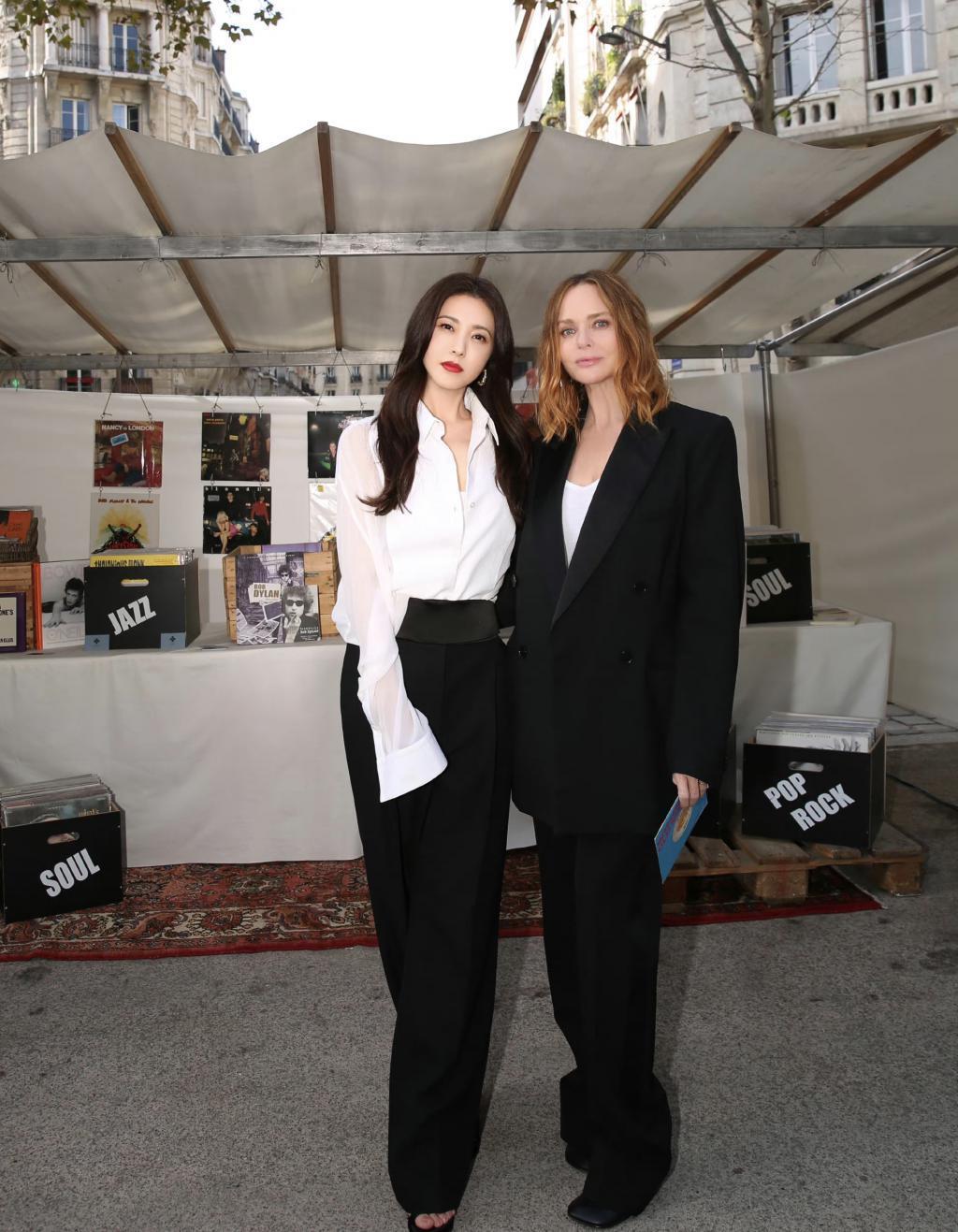 曾黎黑色裤装造型亮相干练优雅 长卷发吸睛