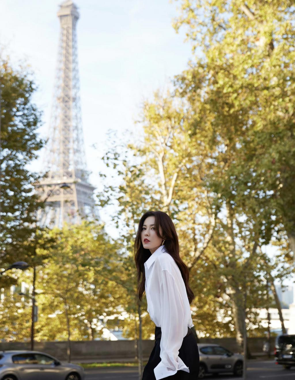 曾黎黑色裤装造型亮相干练优雅 长卷发吸睛