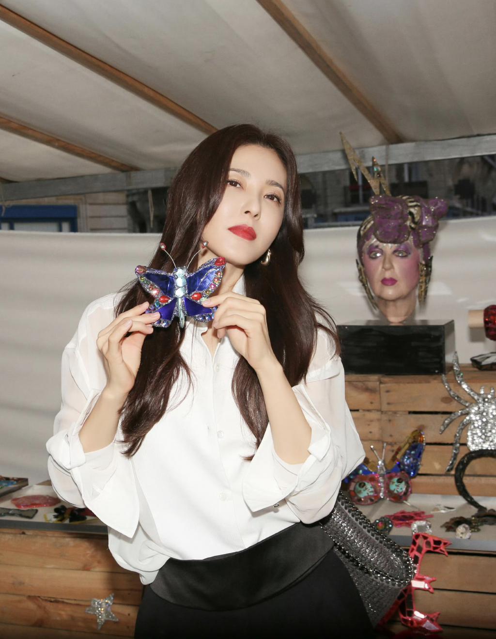 曾黎黑色裤装造型亮相干练优雅 长卷发吸睛