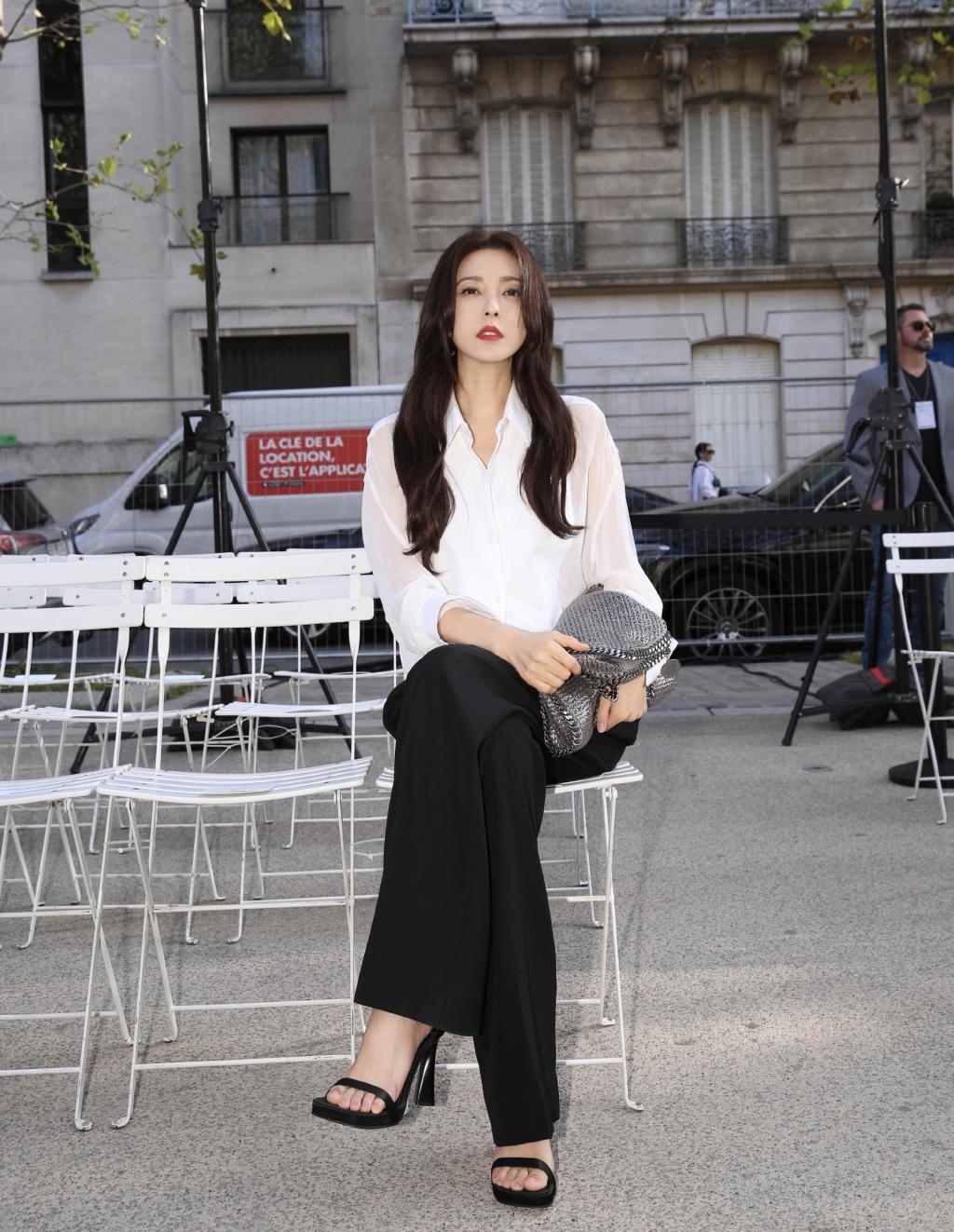 曾黎黑色裤装造型亮相干练优雅 长卷发吸睛