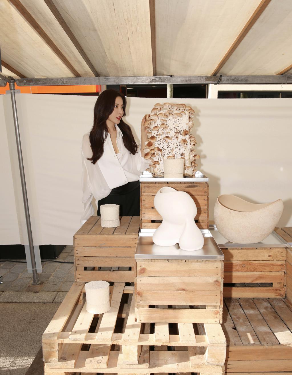 曾黎黑色裤装造型亮相干练优雅 长卷发吸睛