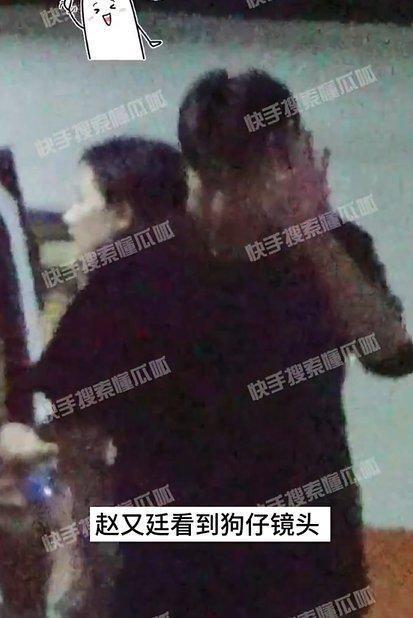 感情稳定！高圆圆赵又廷送女儿上学后乘车一同回家