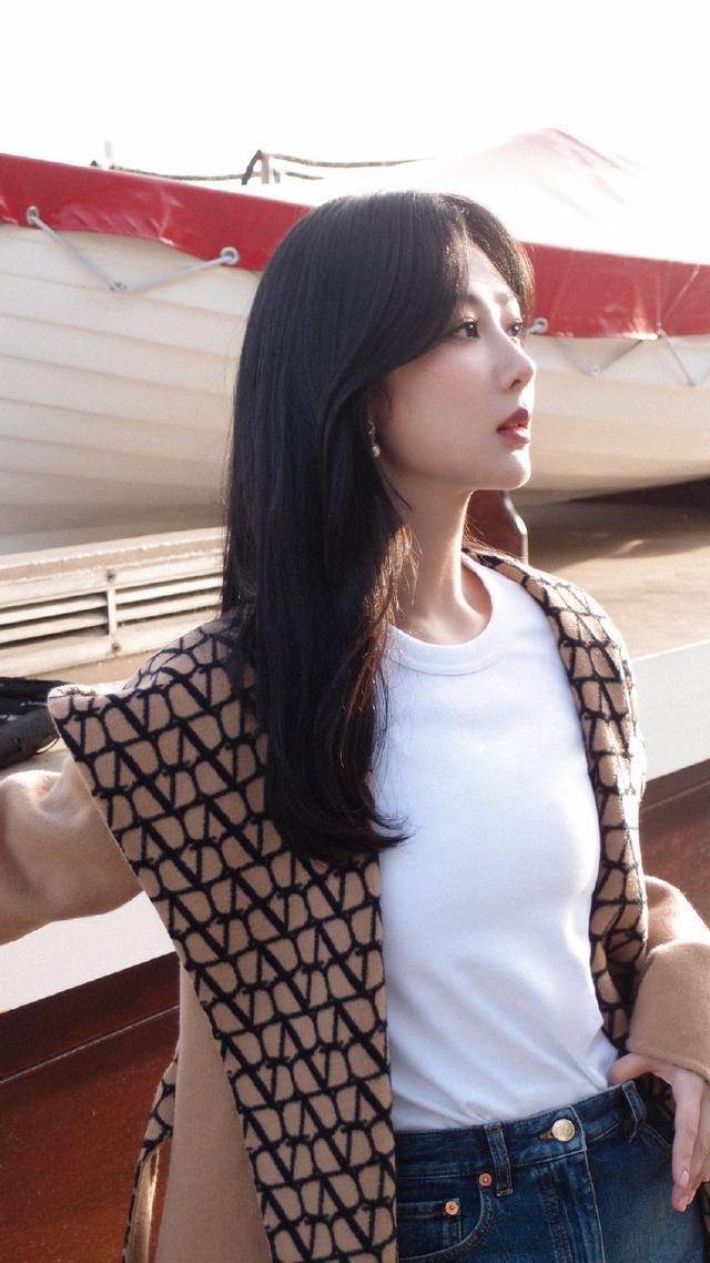 杨紫巴黎街拍大片释出 着双面大衣解锁初秋美拉德穿搭