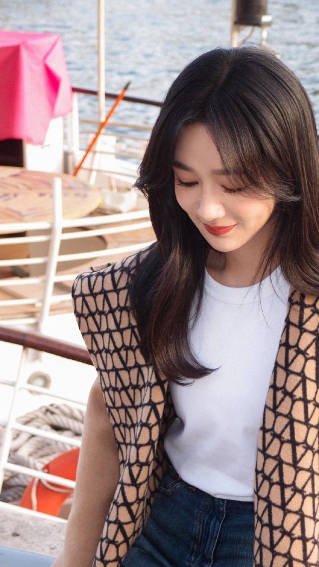杨紫巴黎街拍大片释出 着双面大衣解锁初秋美拉德穿搭