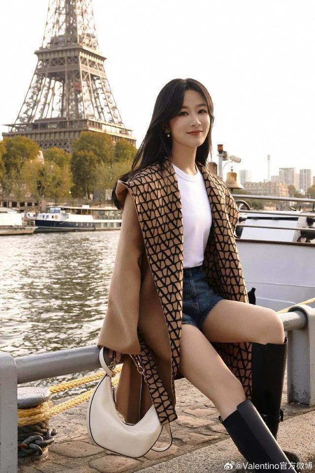杨紫巴黎街拍大片释出 着双面大衣解锁初秋美拉德穿搭