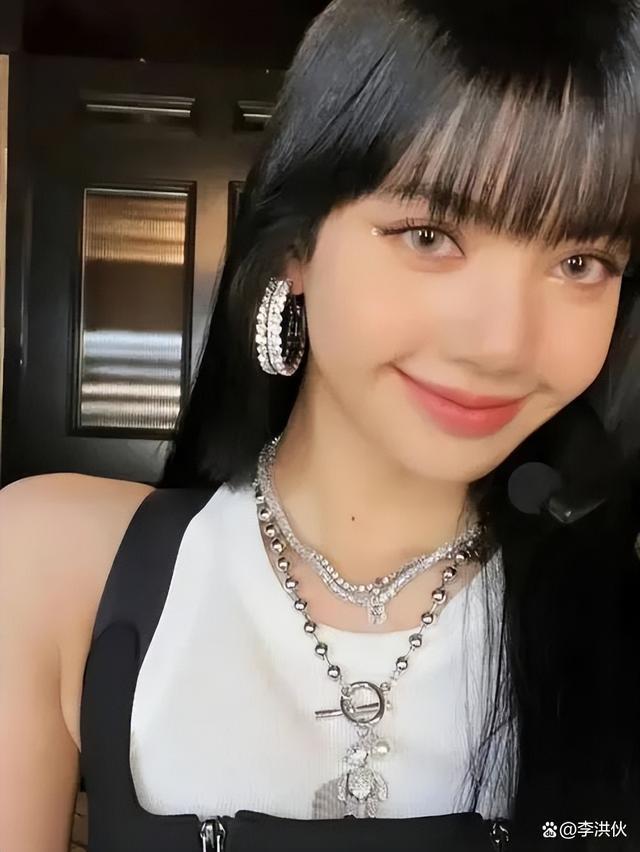 Lisa没白表演，赚了流量，稳定了爱情，打通了欧美市场？