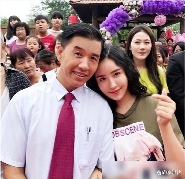 没想到陪赵本山过节的，是被他赶走的关小平