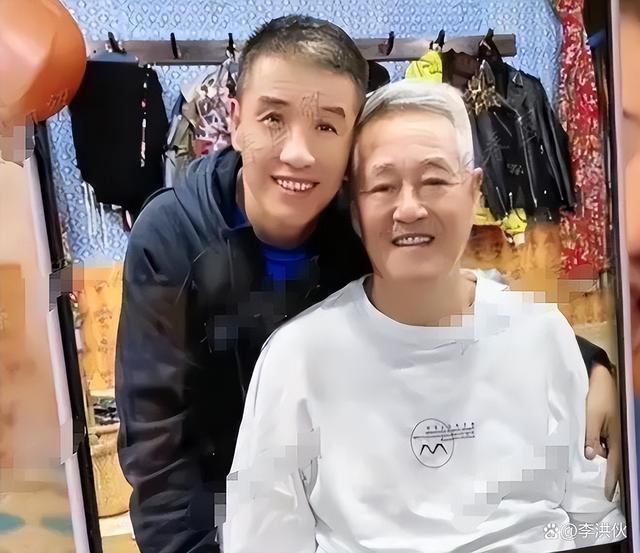 没想到陪赵本山过节的，是被他赶走的关小平