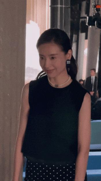 她俩到底谁改年龄了?