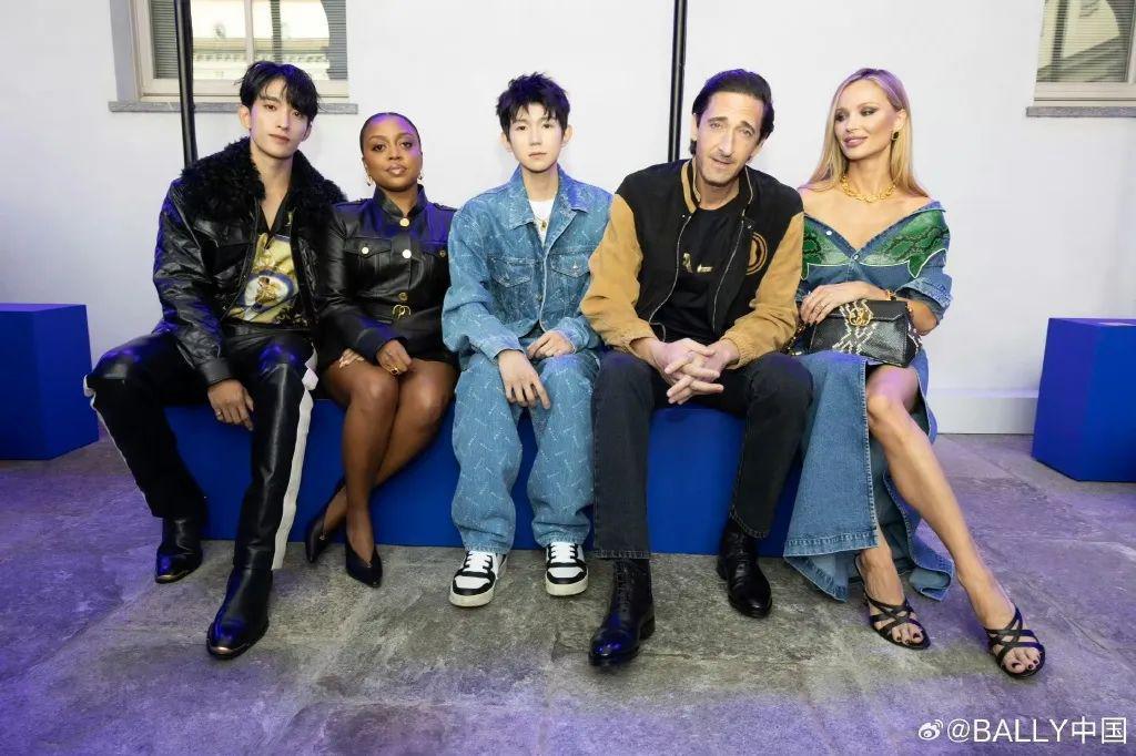 她俩到底谁改年龄了?